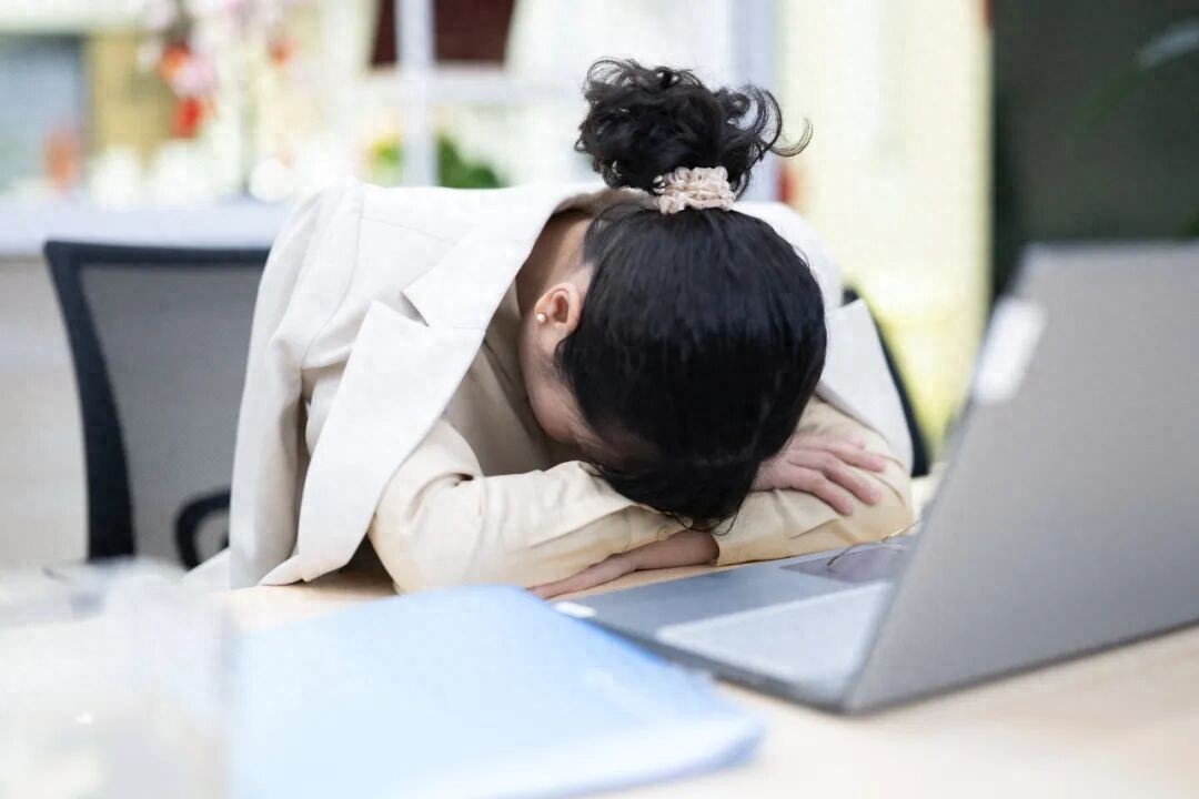 研究发现午睡正在悄悄拉开大脑年龄差，午饭后先溜达15～20分钟，待食物初步消化后再躺下休息